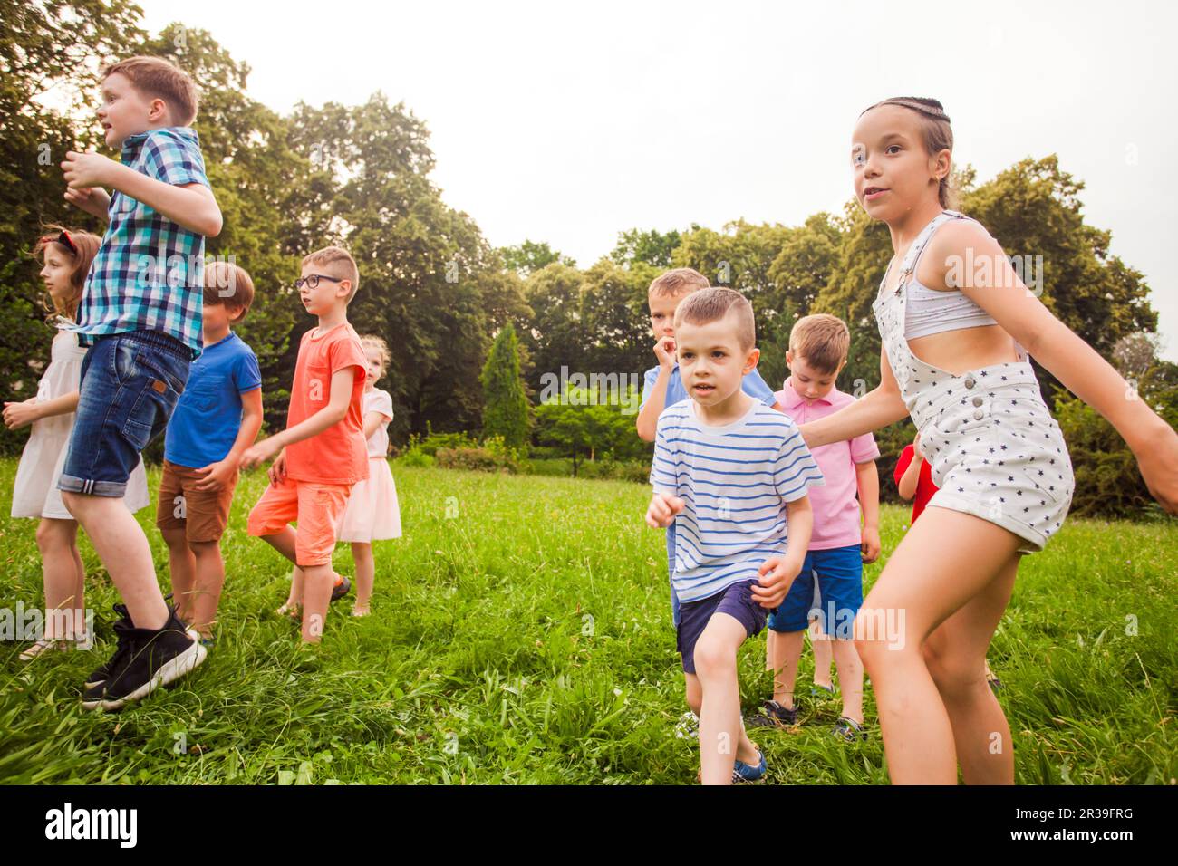 Les enfants jouant à des jeux drôles dans un parc en été Banque D'Images