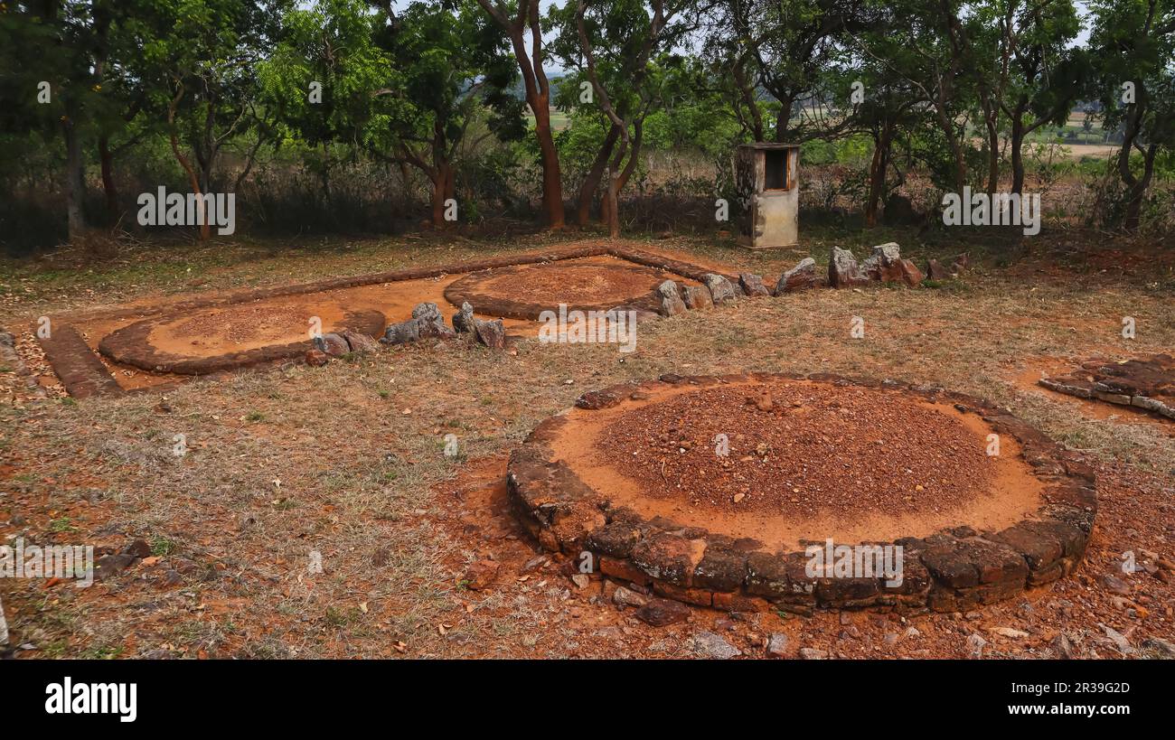Ruines de stupas bouddhistes, construit entre le 2nd siècle et le 12th siècle, Salihundam chaitya Gruha, Srikakulam, Inde. Banque D'Images