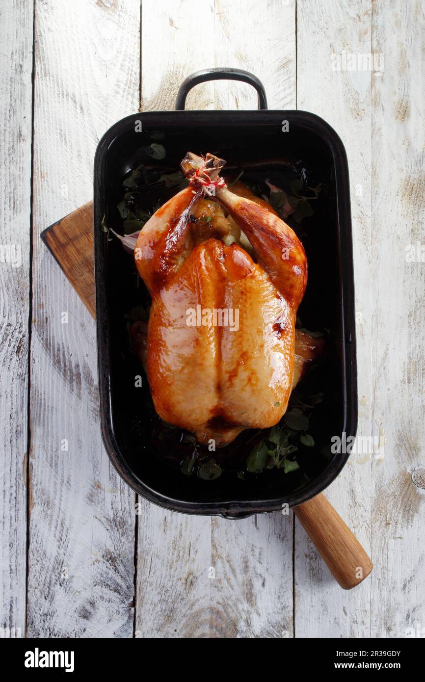Rôti de poulet dans un plat noir Banque D'Images