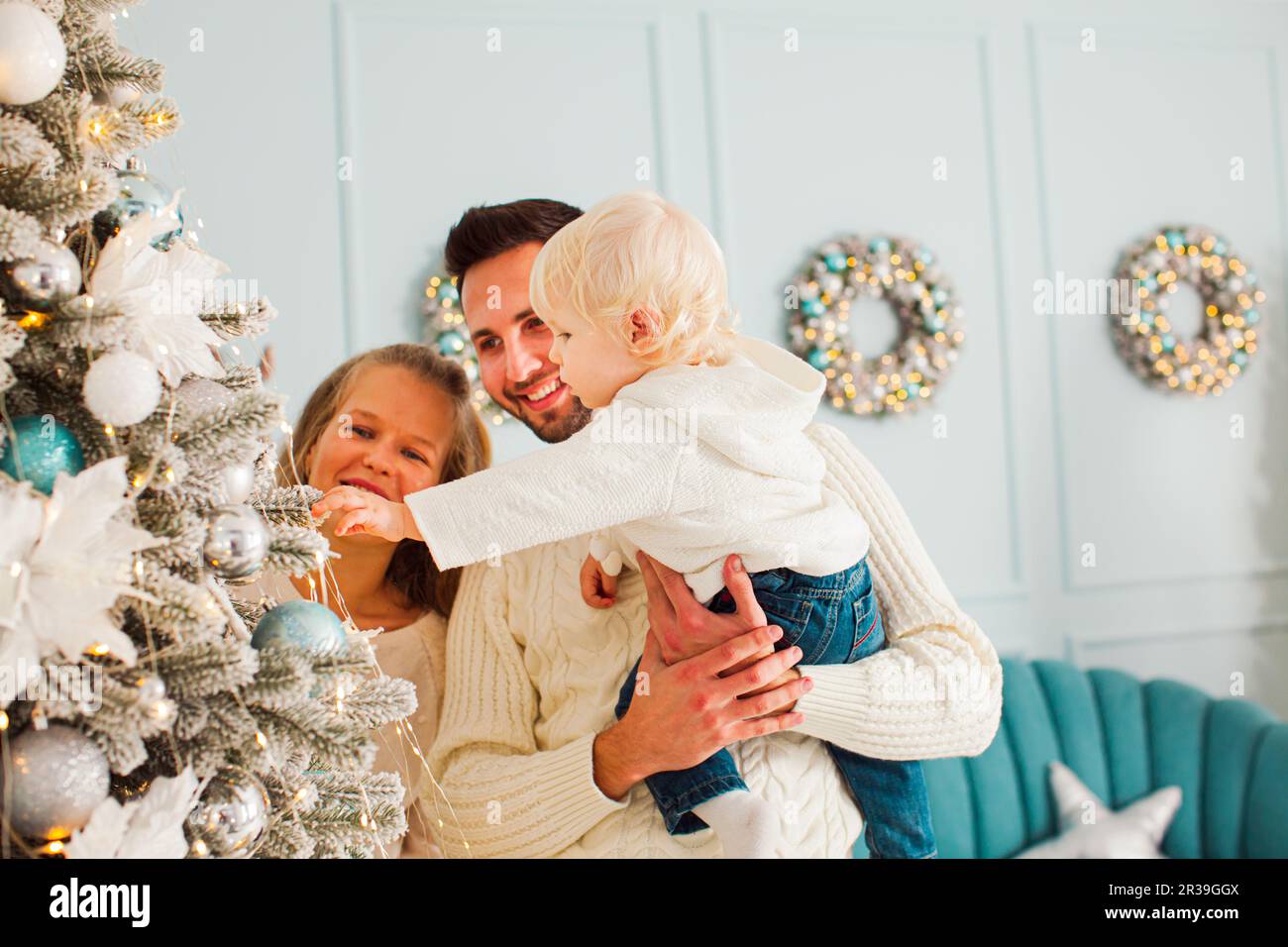 Portrait de la jeune famille près de la veille de Noël Banque D'Images