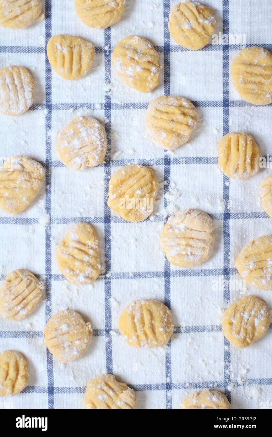 Gnocchi frais sur un torchon Banque D'Images