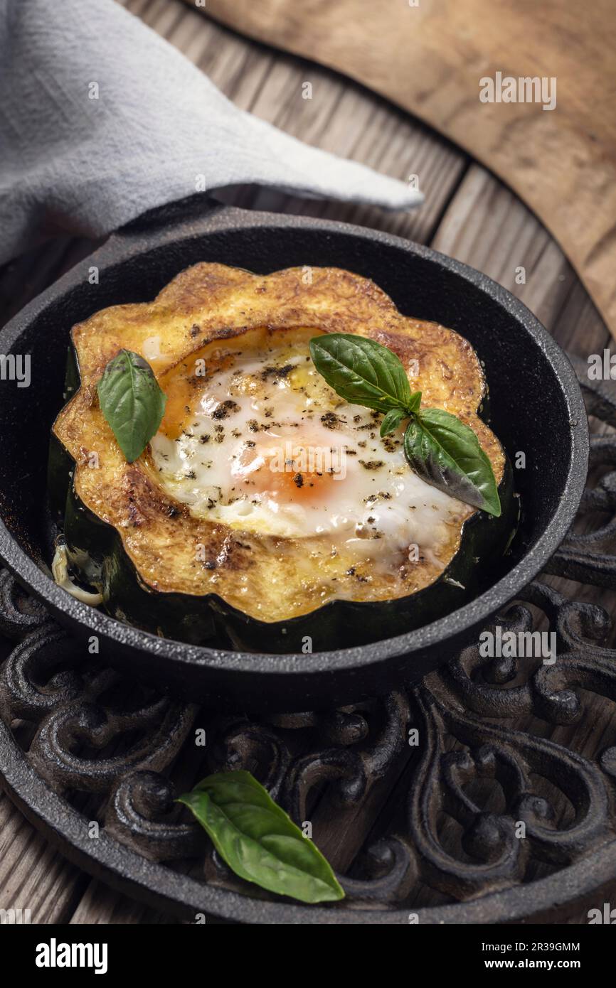 Œuf dans Un trou (œuf frit dans une courge de glands rôtie) Banque D'Images