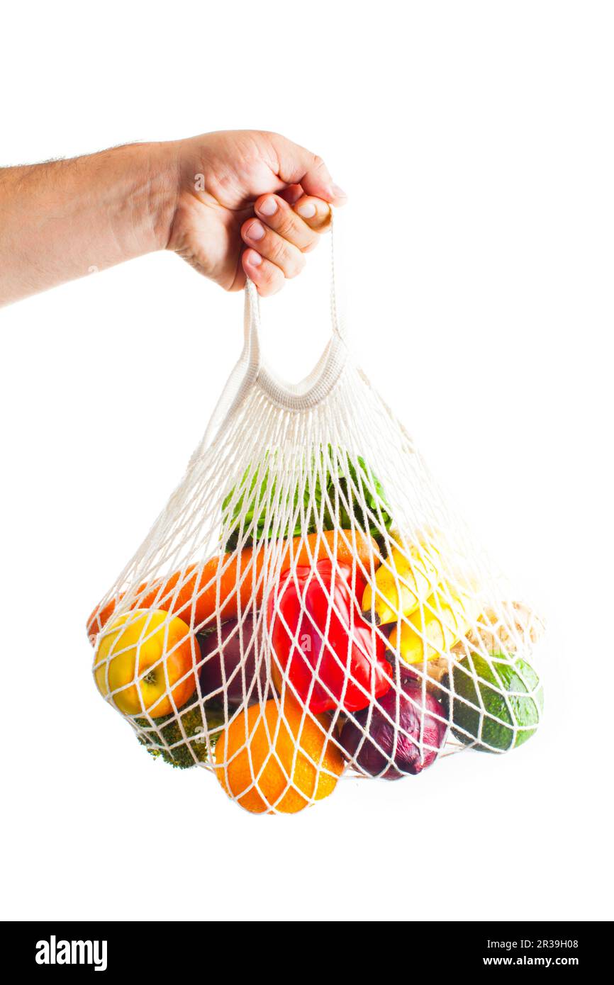 Sac à provisions à ficelle tricotée avec fruits et légumes Banque D'Images