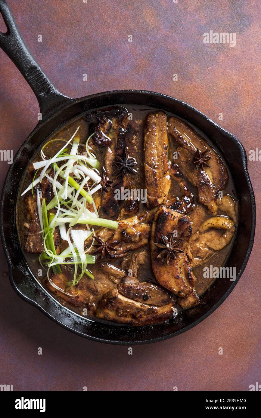 Tranches de ventre de porc chineese cuites lentement avec du miel, de la sauce soja, cinq épices et de la sauce anis étoilé Banque D'Images