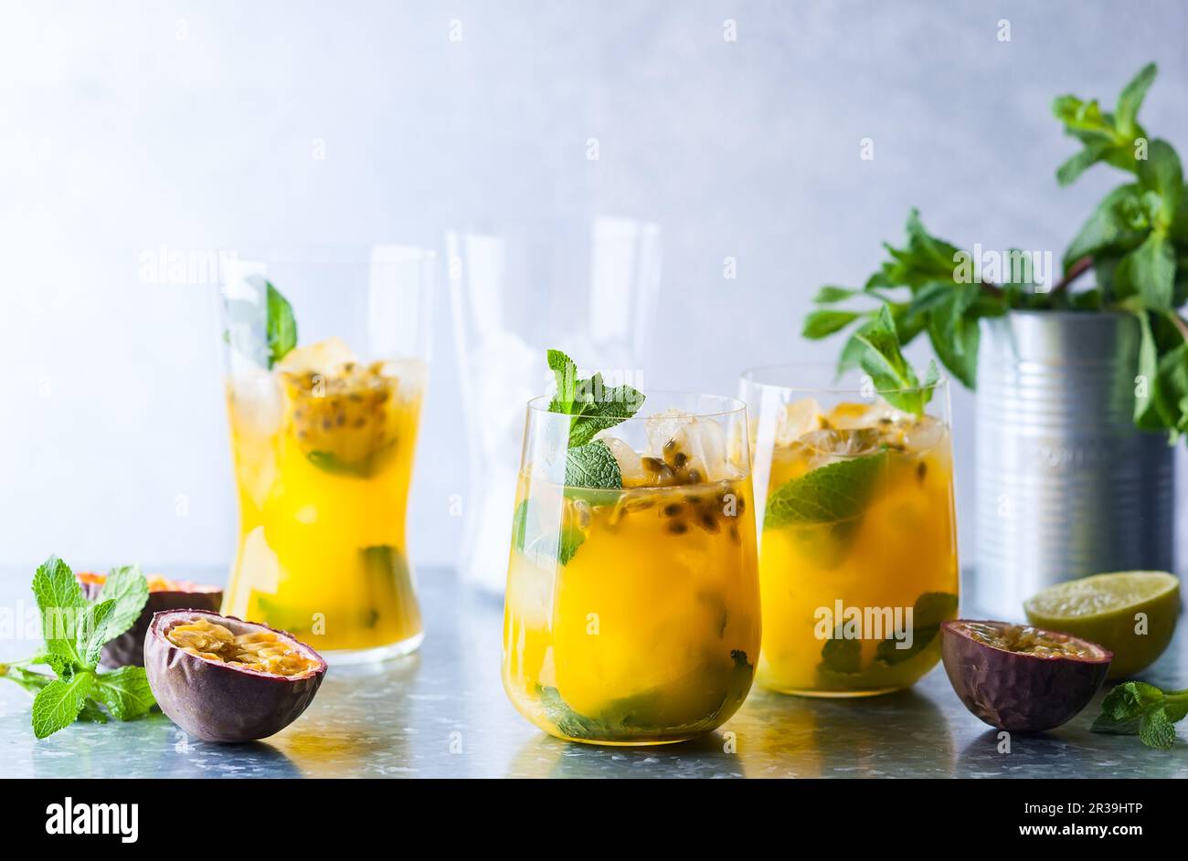 Passion Fruit Lemonade garni de Menthe et citron vert Banque D'Images
