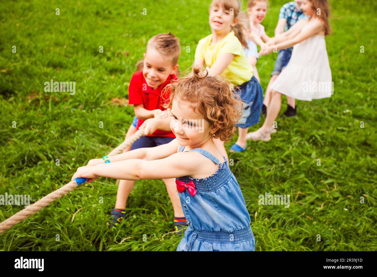 Activités sportives pour les enfants dans le camp d'été Banque D'Images