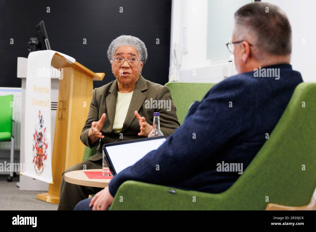 Le professeur Dame Elizabeth Anionwu photographié à l'Université Newman, Birmingham, Royaume-Uni. Dame Anionwu a ouvert l'École des sciences infirmières et de la santé alliée et a donné une conférence / interview informelle aux étudiants et aux enseignants. Banque D'Images
