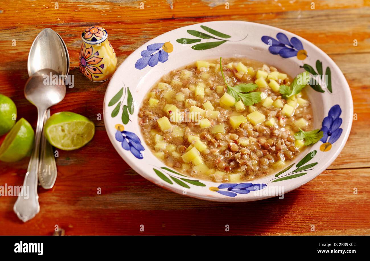 Soupe de lentilles à l'ananas, au citron vert et au bacon (Mexique) Banque D'Images