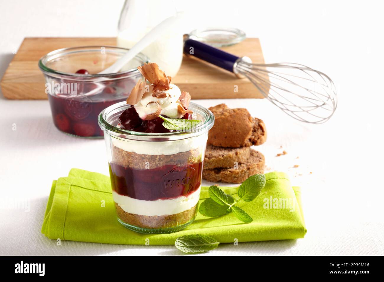 Dessert à la cerise de style Forêt-Noire dans un pot Banque D'Images