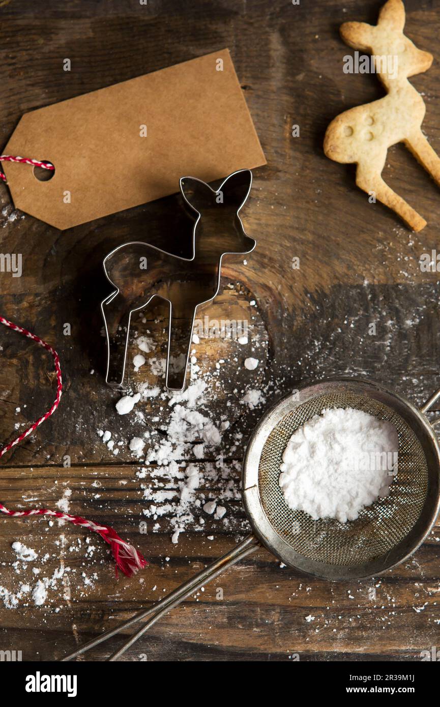 Biscuit de Noël festif pour bébé cerf avec emporte-pièce et sucre glace dans un présentoir latéral et une étiquette cadeau Banque D'Images