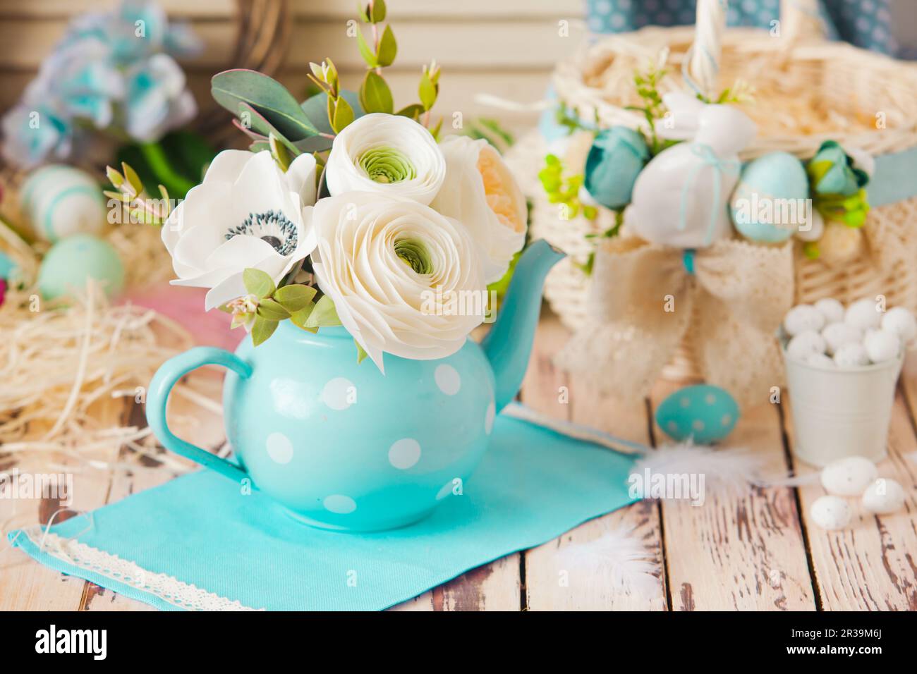 Printemps toujours la vie avec teapot bleu et des fleurs Banque D'Images