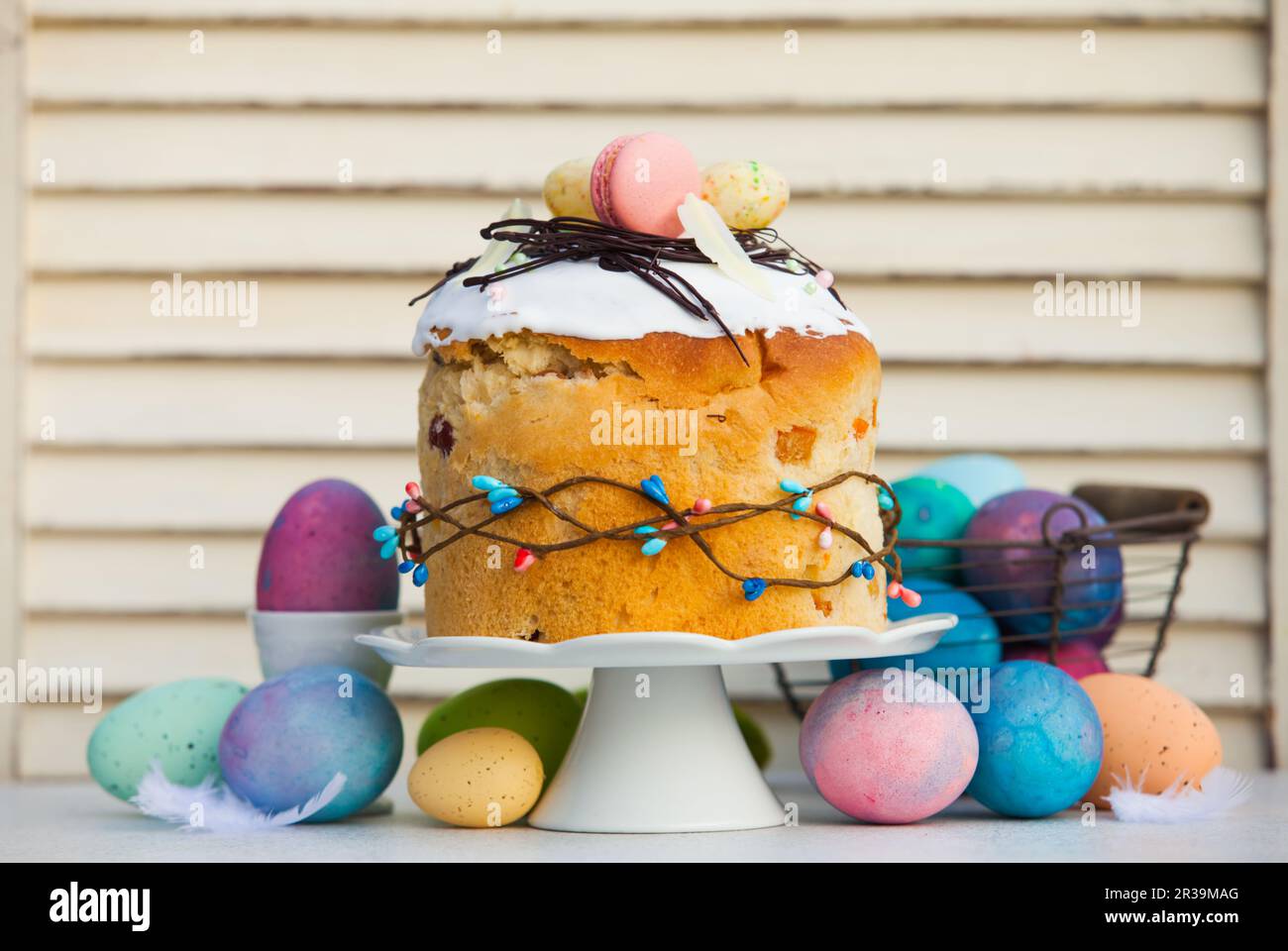 Gâteau traditionnel de Pâques - pastica, sur le stand de gâteau blanc Banque D'Images