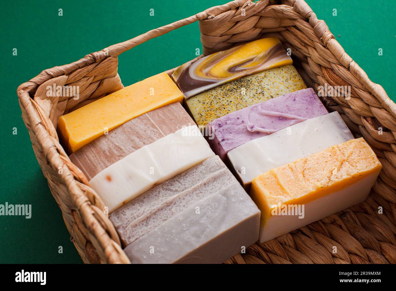 Panier avec barres de savon multicolores dans l'éco-boutique Banque D'Images