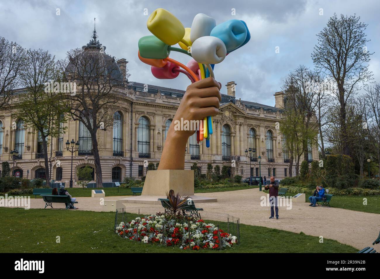 Bouquet de tulipes par Jeff Koons à l'extérieur du petit Palais, musée d'art de Paris, France 25 mars 2023. Banque D'Images