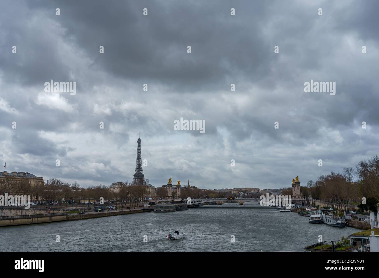 Vue panoramique au printemps sur la Seine, le pont Alexandre III et la Tour Eiffel. Paris, France. 25 mars 2023. Banque D'Images