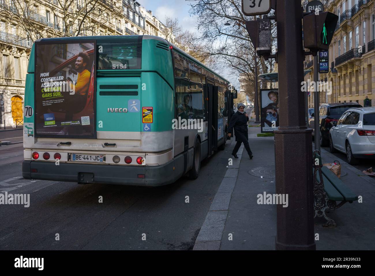 Passager quittant le bus local à Paris, France. 25 mars 2023. Banque D'Images