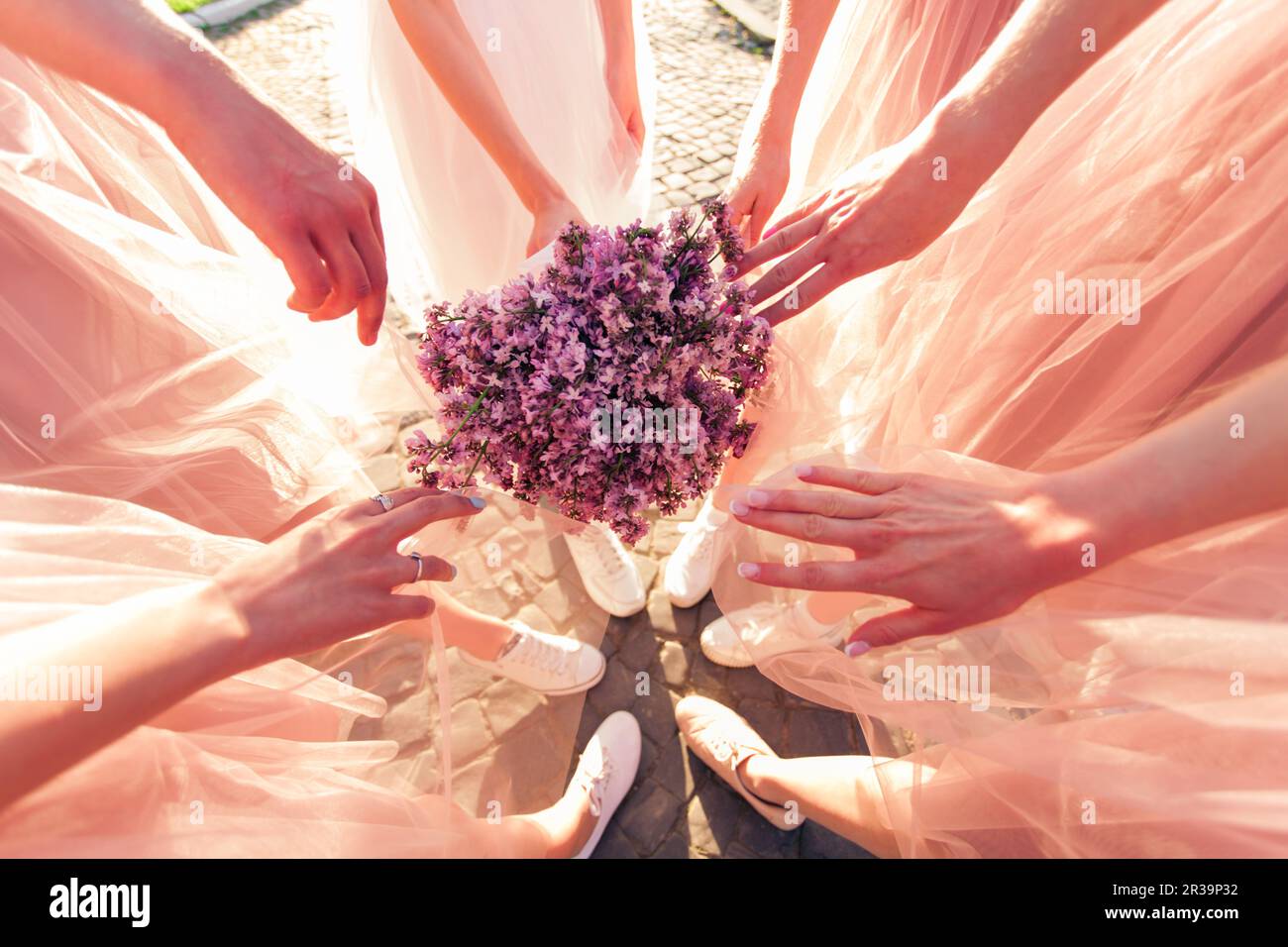 Petites amies et mariée tenant des fleurs lilas bouqet Banque D'Images