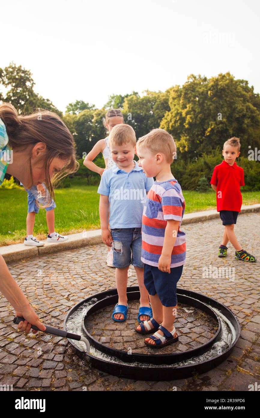Des enfants heureux s'amuser ensemble dans le parc d'été Banque D'Images