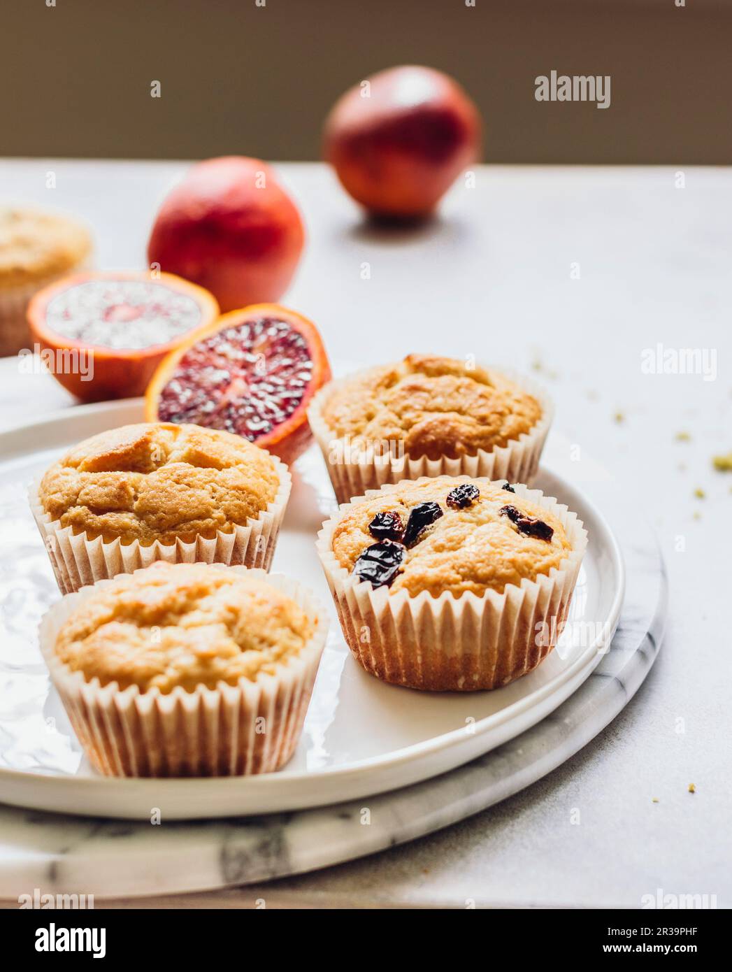 Muffins à l'orange de sang avec raisins secs Banque D'Images