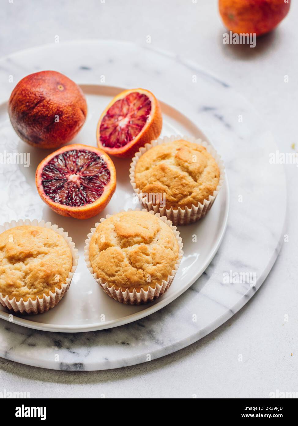 Muffins à l'orange de sang avec raisins secs Banque D'Images