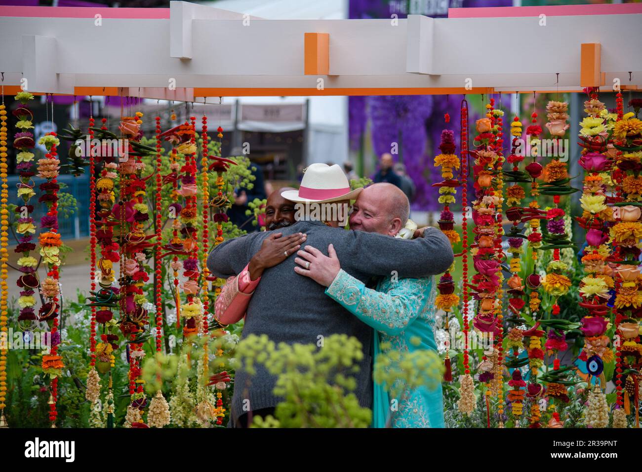 Londres, Royaume-Uni, 22nd mai 2023, le salon des fleurs de Chelsea commence le 23rd mai 2023. Le thème de cette année est le pouvoir de restauration des jardins et du jardinage, tant pour les gens que pour l'environnement. Manoj Malde et Clive Gillmor célèbrent le nœud au RHS et au Eastern Eye Garden of Unity, qui a accueilli le premier mariage de RHS Chelsea. Andrew Lalchan Photography/Alay Live News Banque D'Images