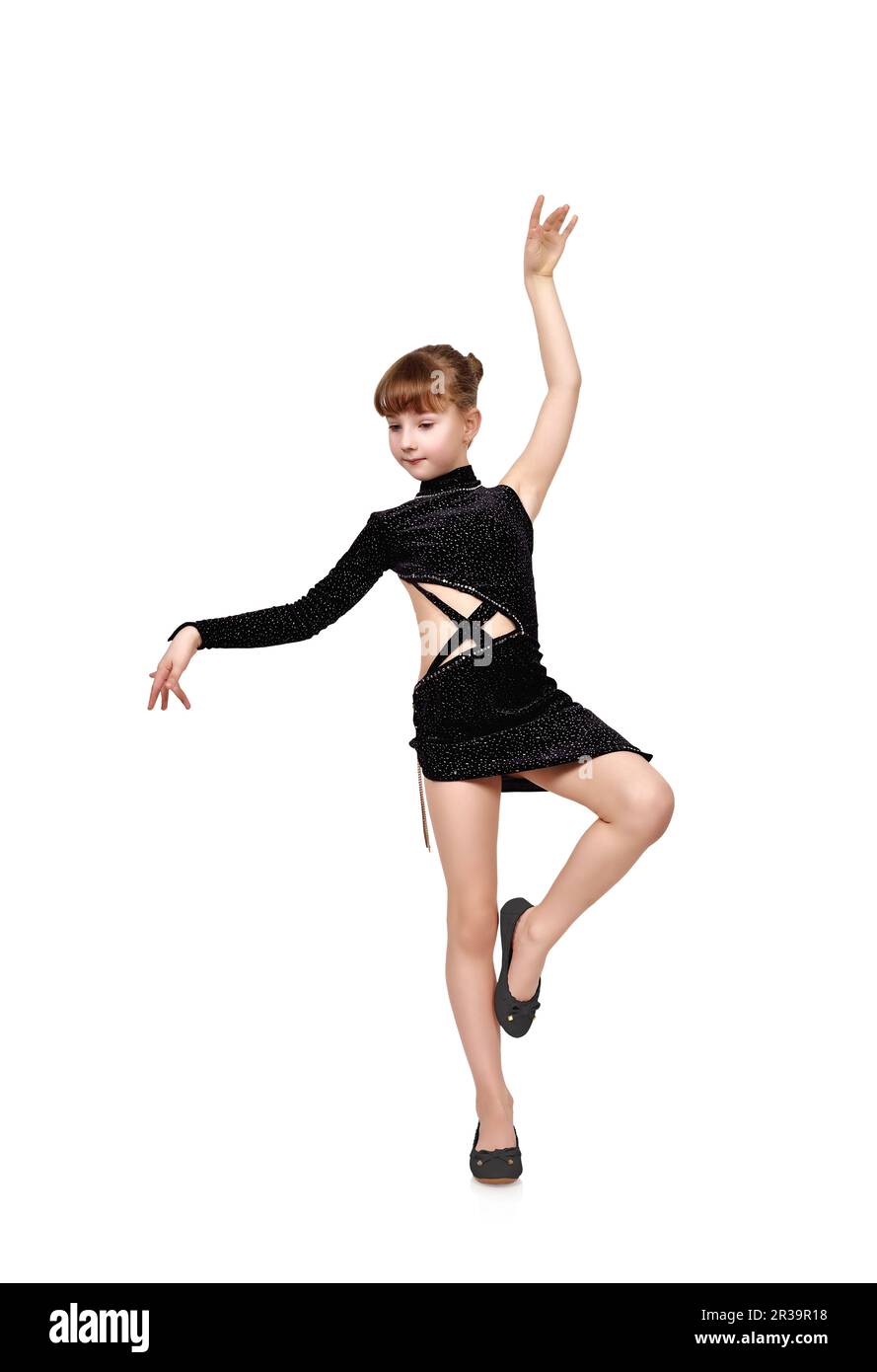 Jeune fille en robe noire dansant sur fond blanc Banque D'Images