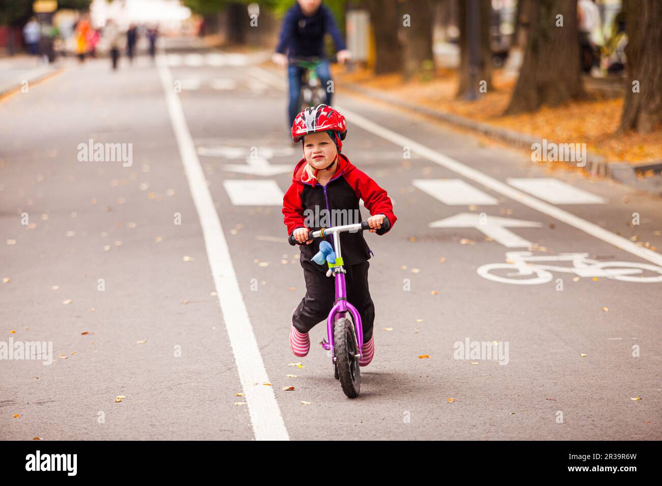 Petit garçon, vélo d'équilibre en action Banque D'Images