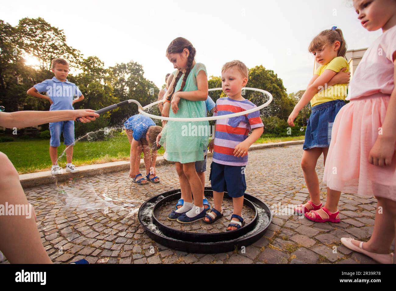 Groupe d'enfants s'amusent avec de grosses bulles de savon Banque D'Images