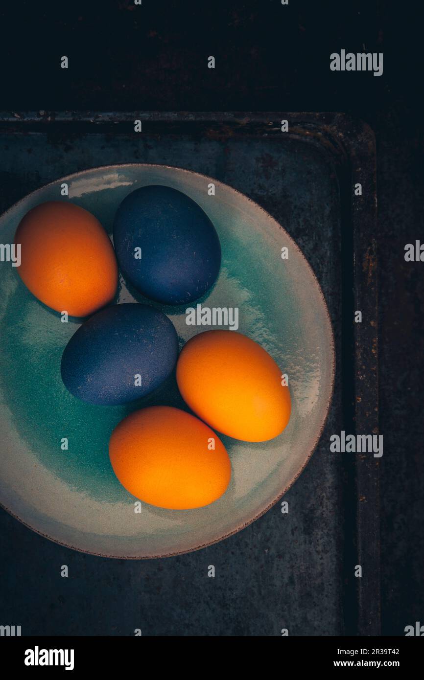 Œufs de Pâques colorés avec des colorants organiques sur une assiette Banque D'Images
