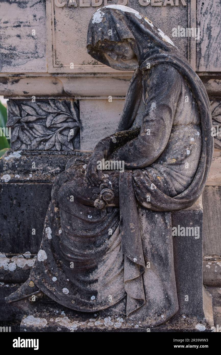 Sculpture d'une femme pleureuse en deuil, tombe de la famille Caldes Clar de Vernisa, cimetière Llucmajor, Majorque, Iles Baléares, Espagne. Banque D'Images