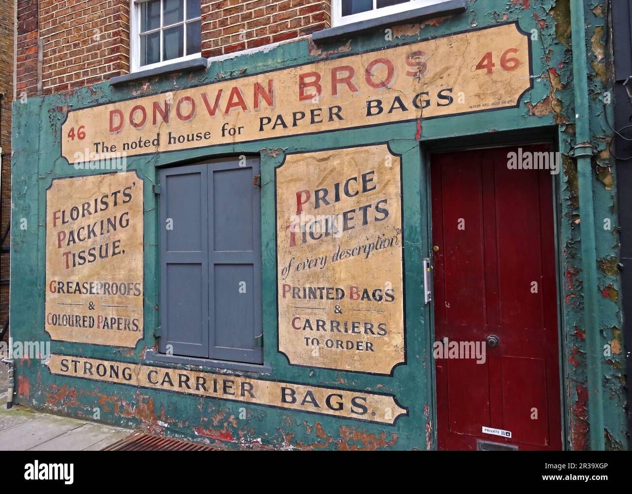 Donovan Bros entreprise victorienne avec signe fantôme, fournisseurs de sacs de papier - 46 Crispin St, Londres E1 6HQ Banque D'Images