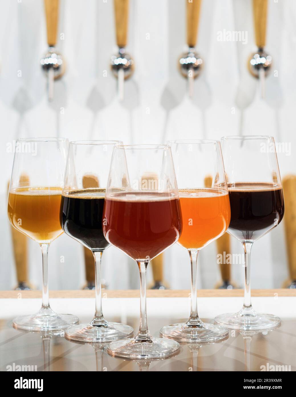 Différents types de bière présentés dans des verres à vin Banque D'Images