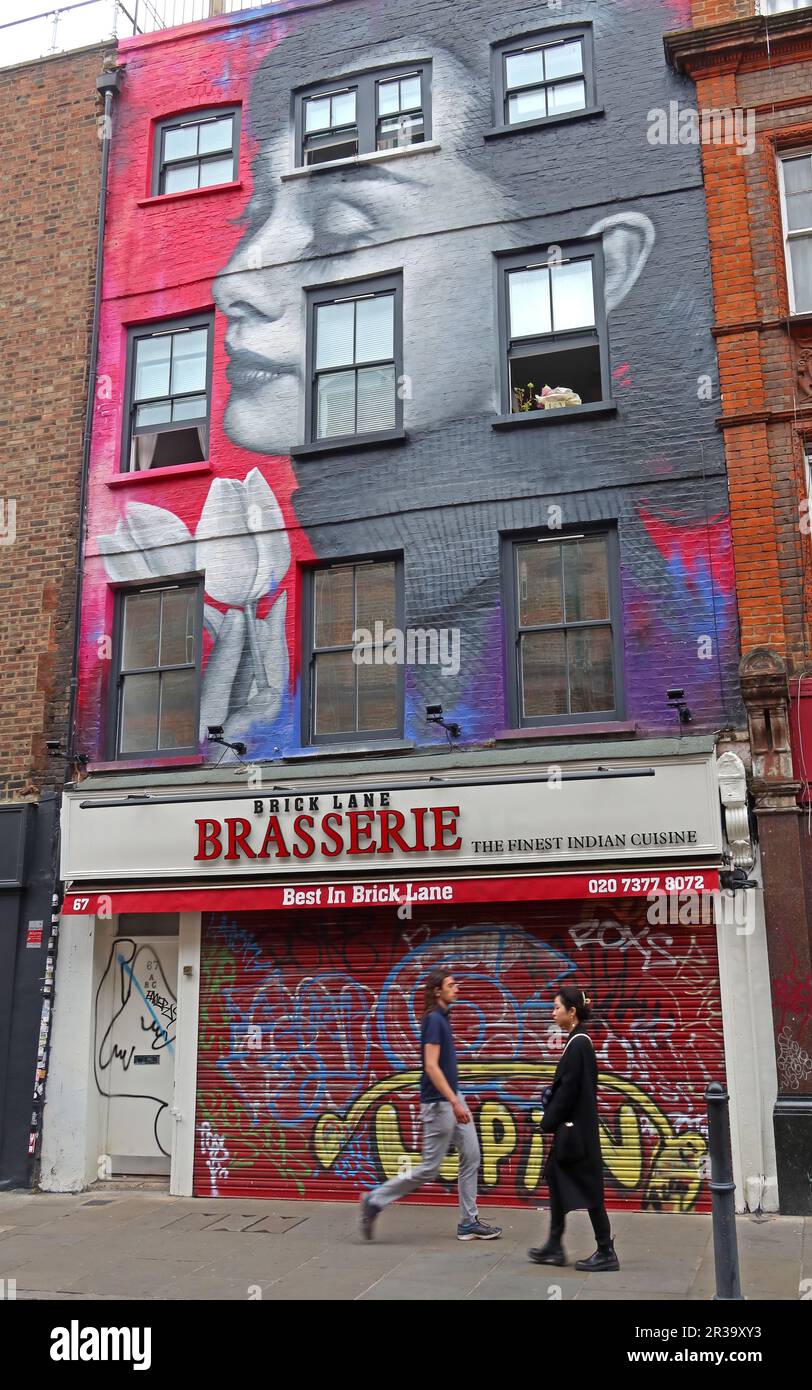 Rencontre sur 67 Brick Lane, Londres, GB, E1 6QL, sous la peinture d'art de rue d'Audrey Hepburn, sur la Brasserie, Best in Brick Lane Banque D'Images