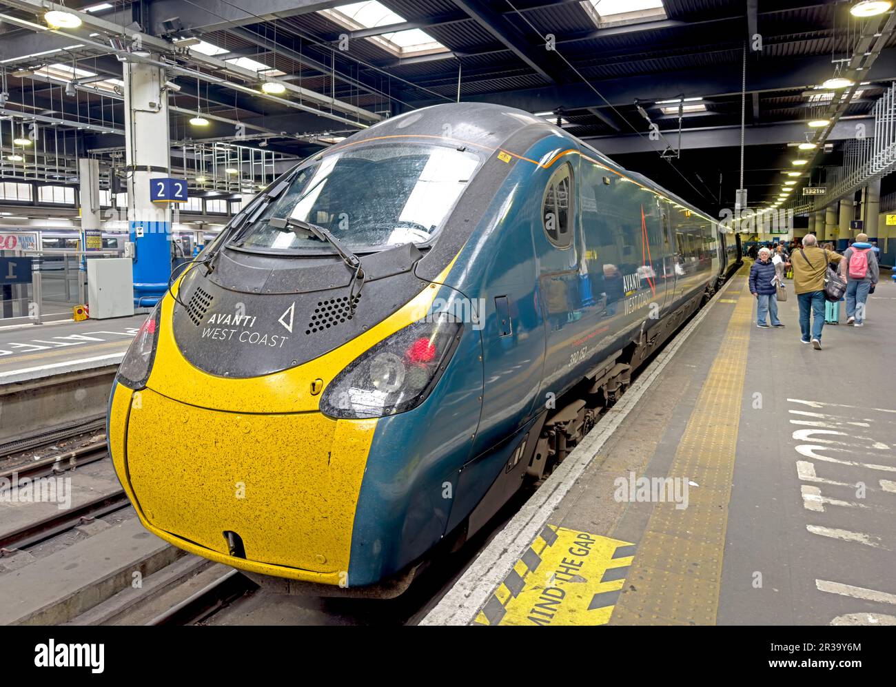 Avanti West Coast Glasgow en direction de Pendolino 390152, électrique, moteur, train, à, Euston Platform 1, Londres, Angleterre, Royaume-Uni, NW1 2RT Banque D'Images