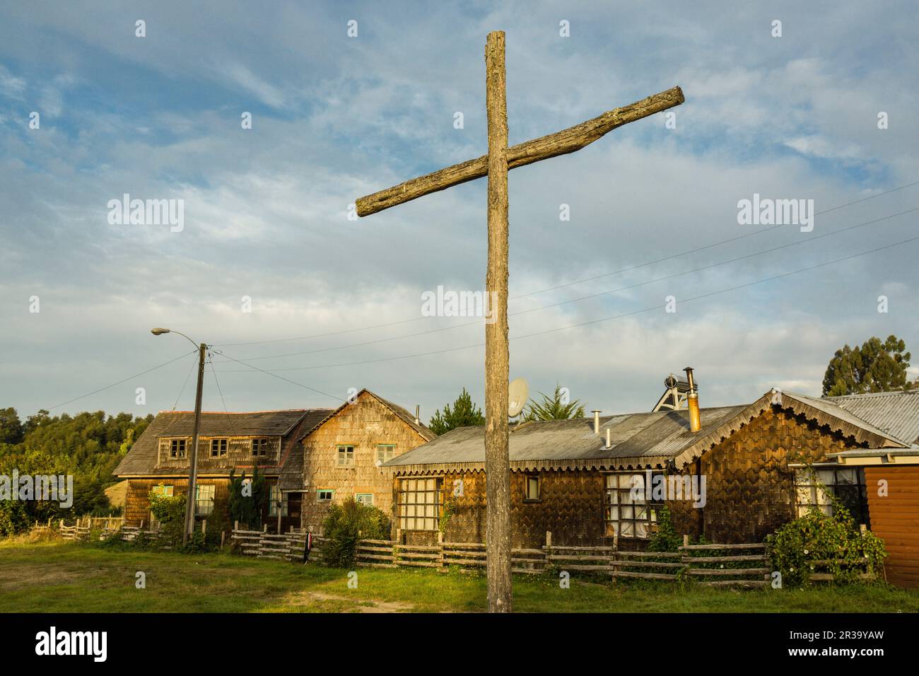 Vivienda con tous chilota tradicional, tejas de madera, Quinchao, archipiélago de Chiloé, provincia de Chiloé, Región de Los Lagos, en Patagonie, República de Chile,América del Sur. Banque D'Images