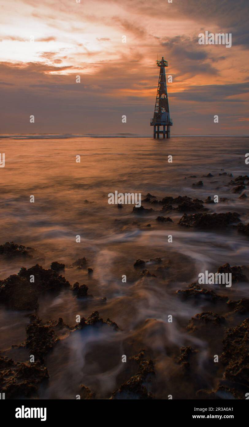 Belle vue sur la plage au coucher du soleil, Sindangkerta Beach, Tasikmalaya, West Java, Indonésie Banque D'Images