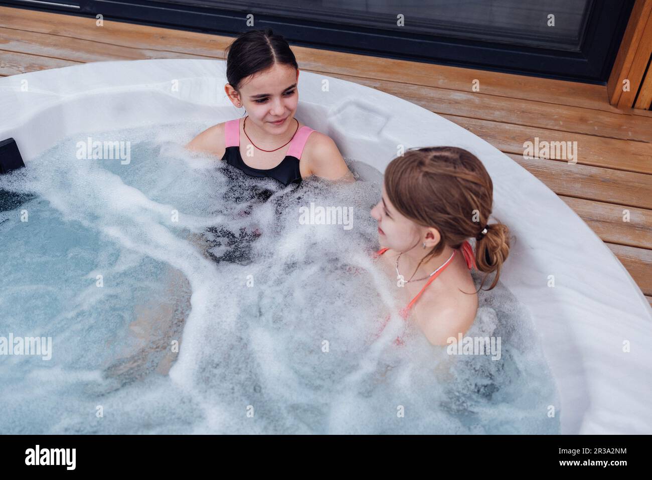Deux jeunes filles adorables en maillot de bain passent du temps dans