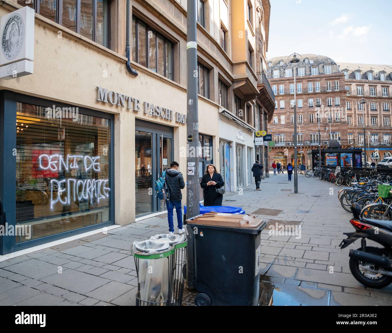 Strasbourg, France - 20 mars 2023 : façade de la Banque Monte Paschi  endommagée après une manifestation contre la réforme des retraites du  gouvernement en France se produit dans une rue de