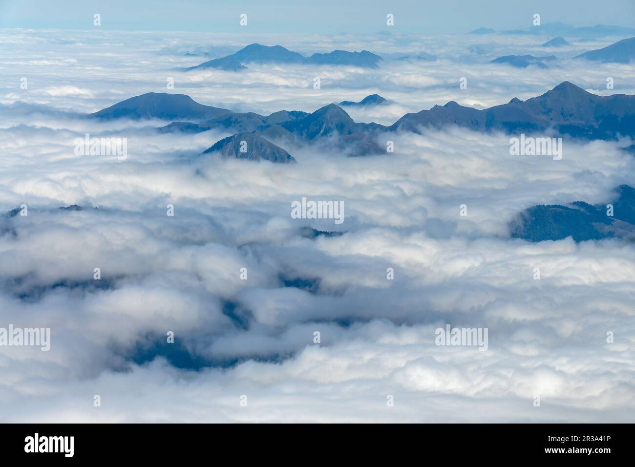Sommets de montagne au-dessus des nuages. Vue du pic du midi de Bigorre dans les Pyrénées, France Banque D'Images