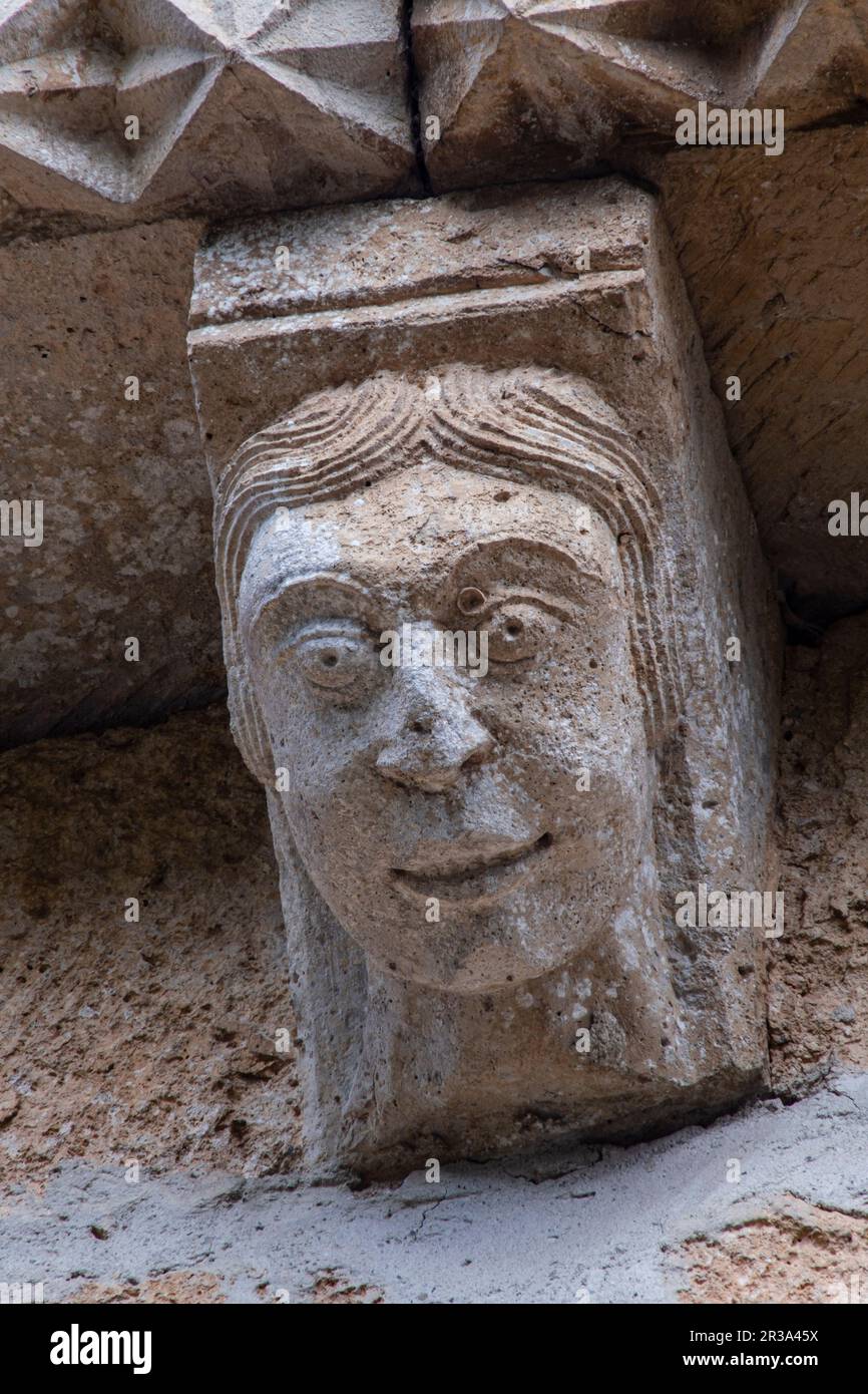 Visage souriant, Hermitage de Nuestra Señora del Valle, temple ogival roman d'influence byzantine, XIIe siècle, Burgos, Espagne. Banque D'Images
