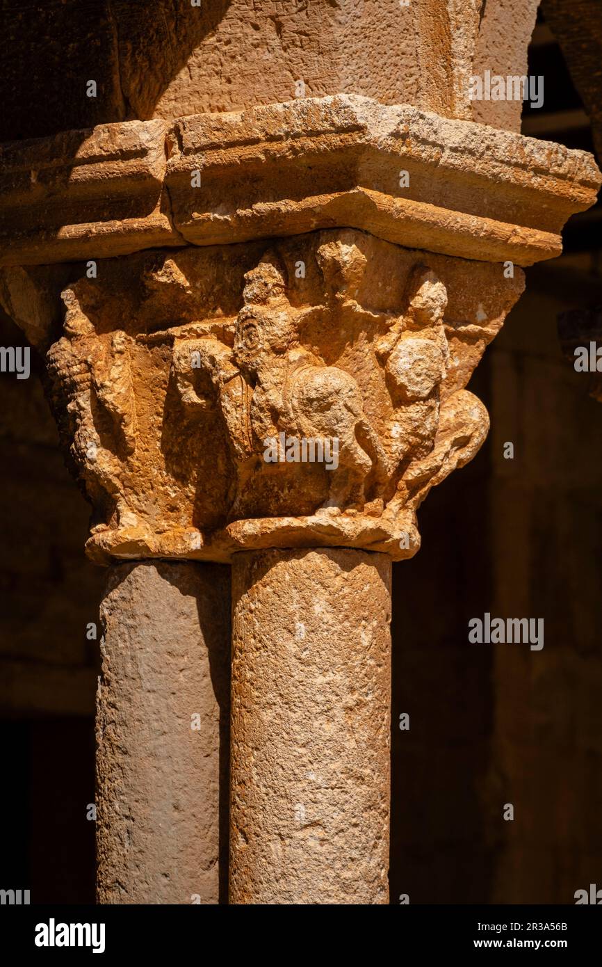 Lucha de jinetes guerreros y a pie, Iglesia de San Pedro Apóstol, Románico, siglo XII -declarada Monumento Histórico Artístico Nacional en 1935-, Caracena, Soria, Comunidad Autónoma de Castilla y León, Espagne, Europe. Banque D'Images