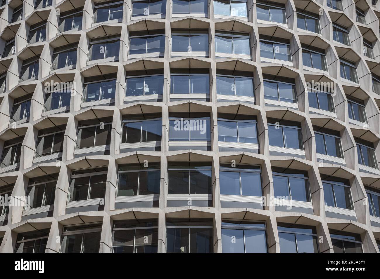 Répétition de modèle, un bâtiment cylindrique One Kemble Street, alias Space House, à Londres, Royaume-Uni Banque D'Images