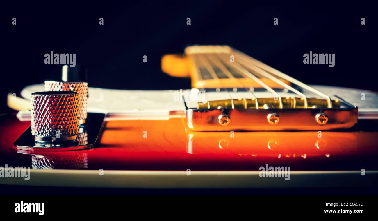 Close up d'une guitare électrique avec un travail de peinture sunburst Banque D'Images