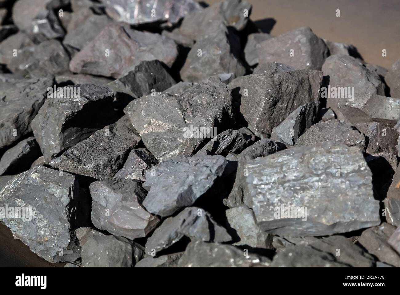Gros plan de la roche de manganèse sur un tapis convoyeur Banque D'Images
