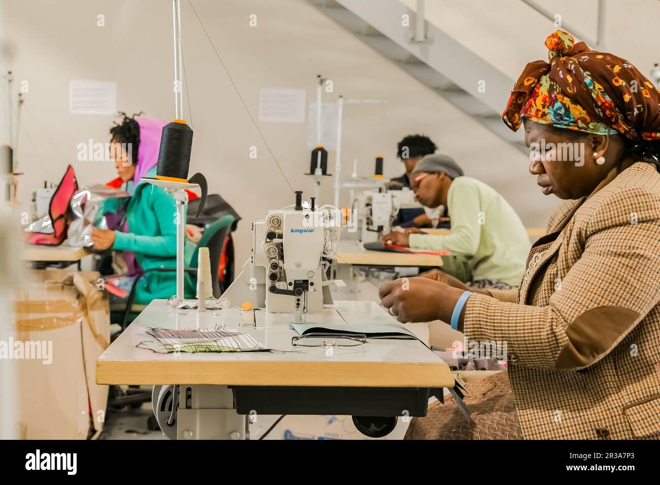 Matelots africains féminins travaillant sur des vêtements faits à la main sur une machine à coudre Banque D'Images