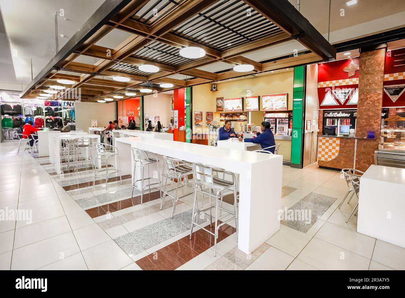 Intérieur d'un restaurant à emporter avec restauration rapide dans un centre commercial Banque D'Images