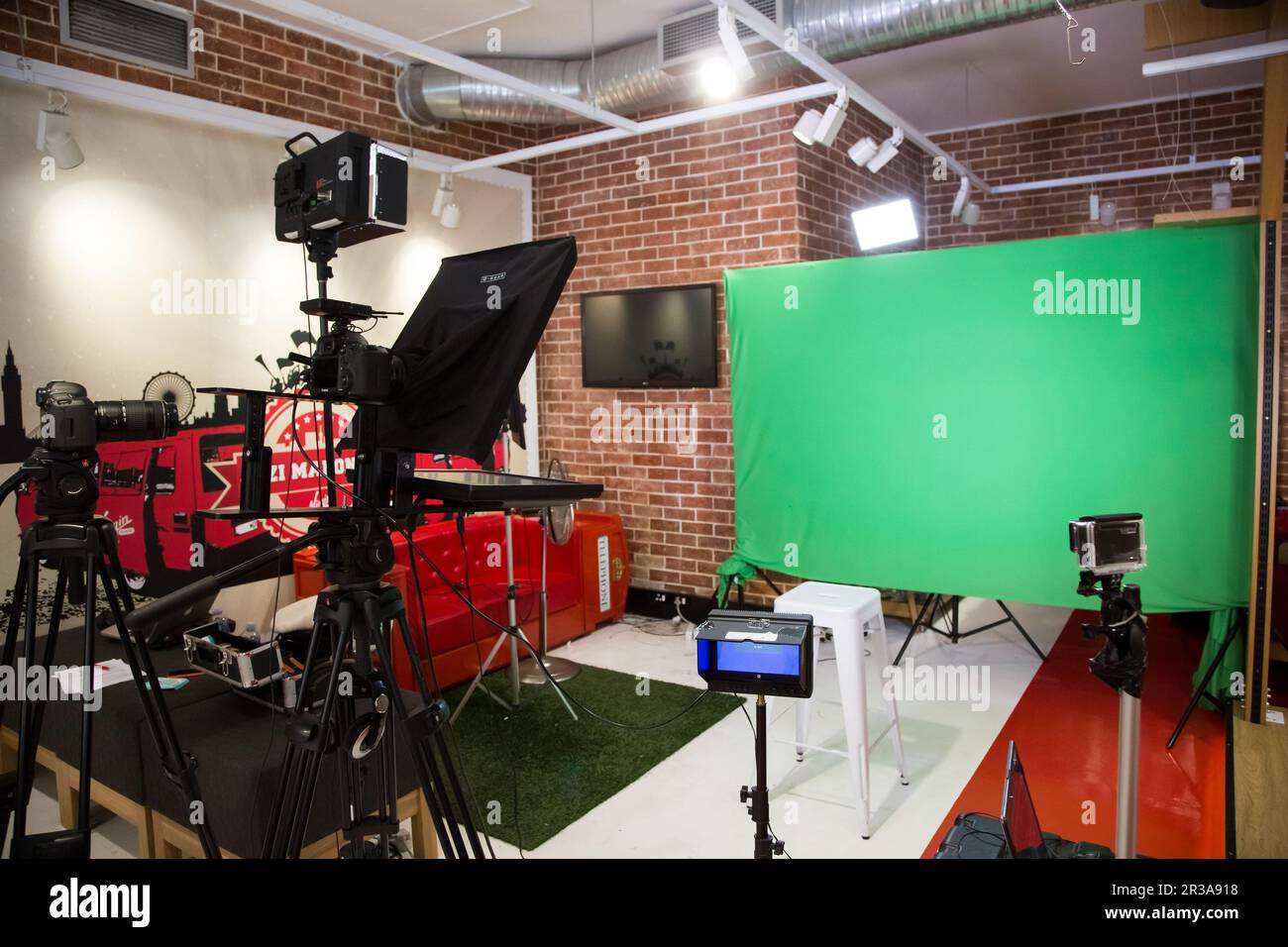 Dans les coulisses, sur un écran vert enregistrement vidéo tv dans un magasin Virgin Mobile Banque D'Images