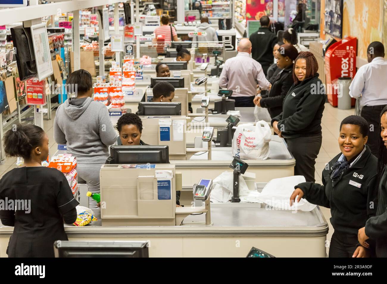 Les caissiers africains à la caisse de l'épicerie du supermarché Pick n Pay local Banque D'Images