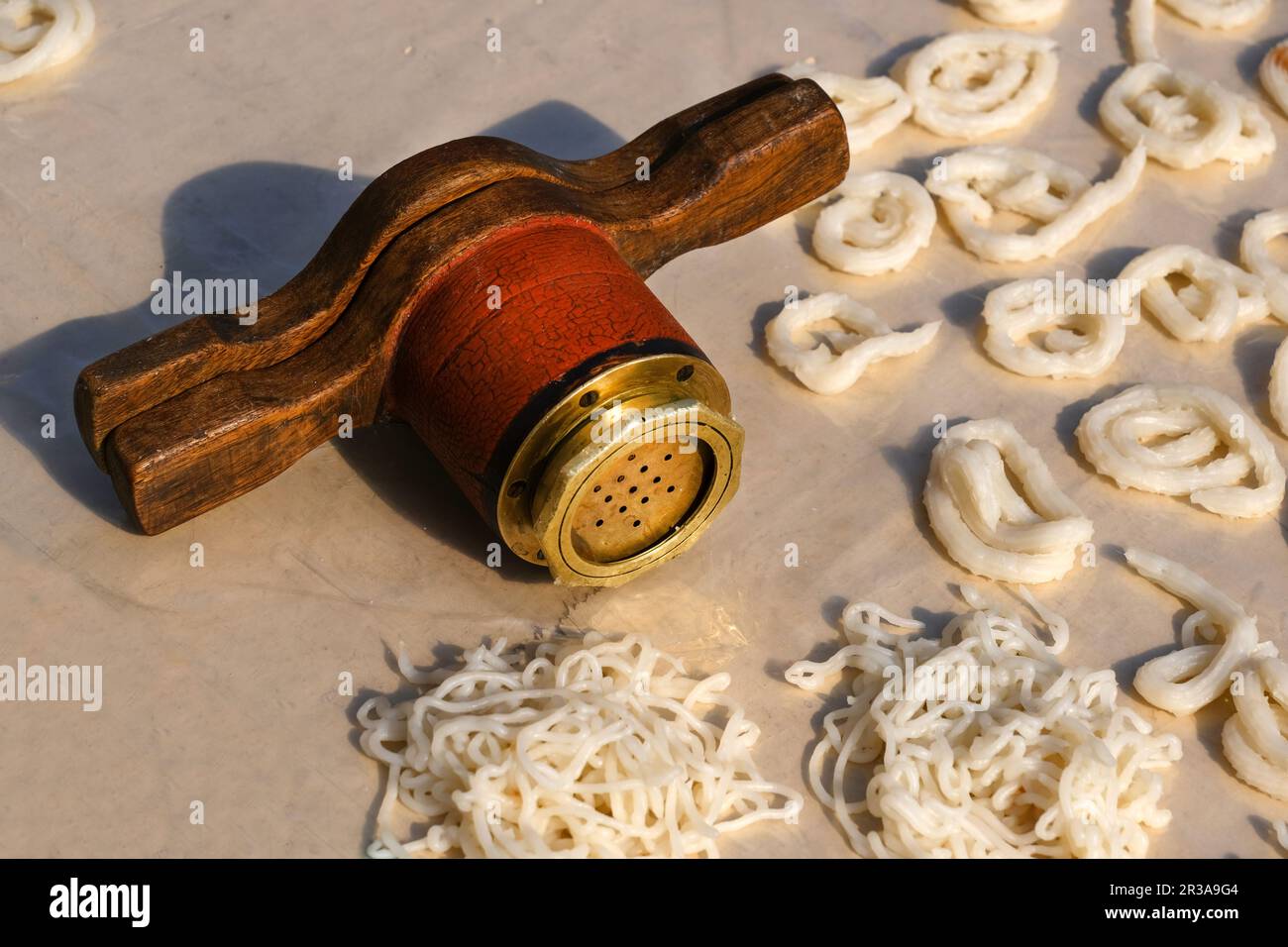 Fabrication de blé Kurdai ou kurawadi (String Papad), les Kurdai sont produits à la maison en Inde en utilisant seulement des techniques régionales et traditionnelles. généralement fait d Banque D'Images