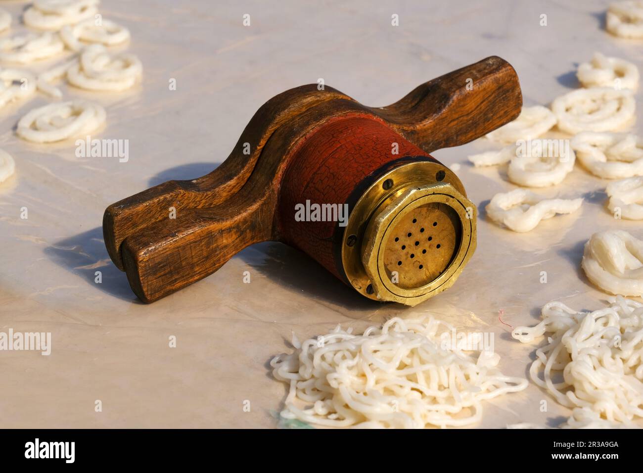 Fabrication de blé Kurdai ou kurawadi (String Papad), les Kurdai sont produits à la maison en Inde en utilisant seulement des techniques régionales et traditionnelles. généralement fait d Banque D'Images